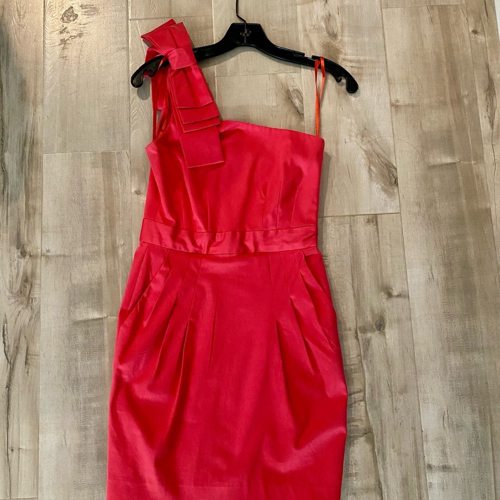 Cute coral one shoulder bow dress with sides pockets. Perfect for day/evening.